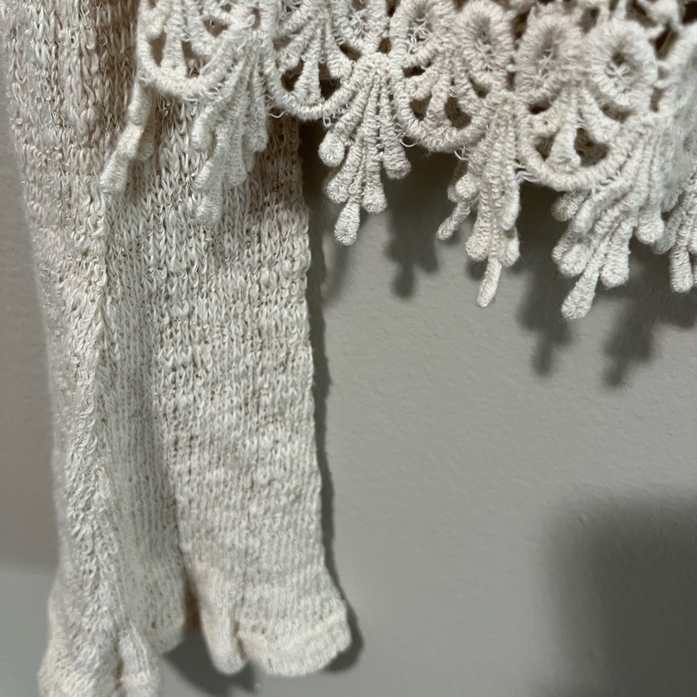 Pretty Sweater-Lacy Hem.  Medium - Picture 5 of 6